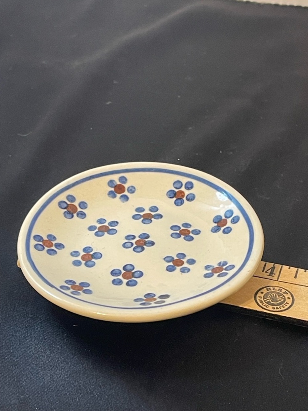 Hand-Painted Blue and Cream Garlic Keeper Dish with Doll-Top Lid - Picture 2 of 4